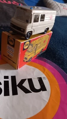 siku V292 1911 Binz Rettungswagen mi Trage und Reprobox  - Bild 1 von 4