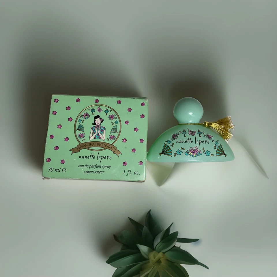 Nanette Lepore Shanghai Butterfly Eau De Parfum Spray 1.0 Fl OZ, como en la foto. Foto 1 de 4
