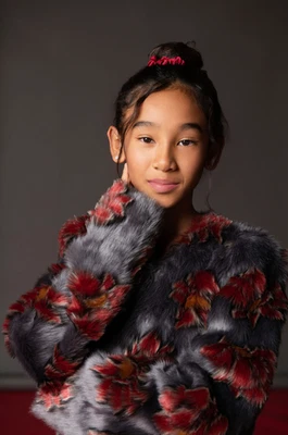 ¡NUEVO CON ETIQUETAS! Abrigo de piel sintética gris/rojo boho flor luna antropología piel irreal/antropología Foto 1 de 4