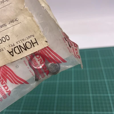 19320-KZ4-A90 Genuine Honda Exhaust Power Valve Arm Flap CR 125 2000 NOS - Image 1 of 4