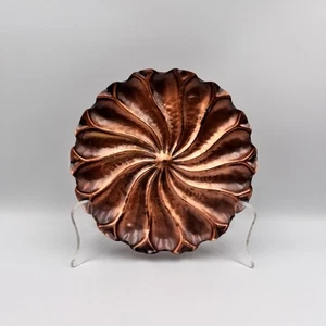 Plato colgante de cobre gregoriano artesanal | Arte decorativo con diseño de flores - Imagen 1 de 6