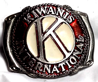 Hebilla de cinturón Kiwanis International de colección esmaltada roja y crema K años 70 #2022 Foto 1 de 3