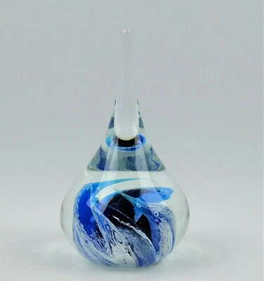 Pisapapeles de vidrio soplado a mano Two's Company Inc. azul blanco transparente Foto 1 de 4