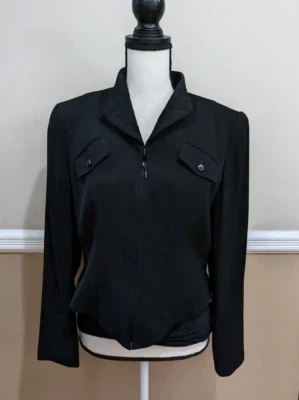 Dana Buckman petites. Blazer negro talla 8. Dos bolsillos delanteros con botones en el pecho Foto 1 de 4