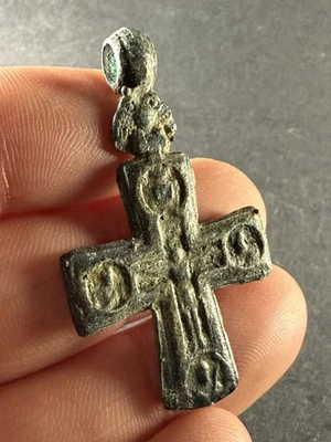 ANTIKER CHRISTLICHER BYZANTINISCHER KREUZ ANHÄNGER AUS BRONZE MIT INTAKTER SCHLAUFE CA 500-900 N. Chr. - Bild 1 von 4