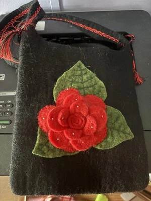 Bolso Bandolera Hecho a Mano Negro Lana Fieltro 3D Rojo Rosa Con Cuentas Semilla Foto 1 de 4