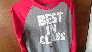 NWT Nike Dri-Fit Boys Size 5 (4/5 Yrs) "BEST IN CLASS" Grey/Red T-Shirt Long Slv - Picture 1 of 23