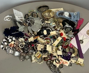 Lote de bisutería pendientes mixtos collares pulseras anillos etc. 4 libras - Imagen 1 de 18