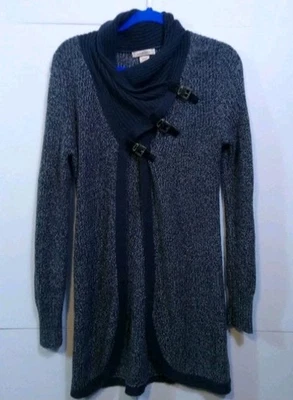 Suéter largo Covington para mujer grande gris con cuello chal manga larga hebilla frontal.  Foto 1 de 4