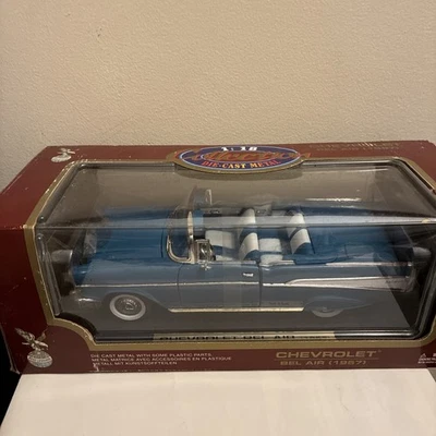 Road Legends 1:18 Die Cast 1957 Chevrolet Bel Air Green & White NOS - Image 1 of 4