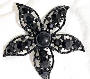 Vintage Signed WEISS Large Japanned Black Rhinestone Flower Brooch Pin - Picture 1 of 2