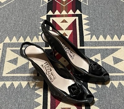 Salvatore Ferragamo Tacones Cordones Florales Cuero Negro 5.5 D Foto 1 de 4