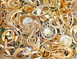 16 Pfund + goldfarbenes Schmuck Konvolut Halsketten Armbänder Ohrringe Broschen + - Bild 1 von 20