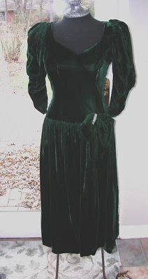 #G VESTIDO FANTASMA DE NAVIDAD TERCIOPELO VERDE CON CORONA DISFRAZ "UN VILLANCICO" Foto 1 de 4