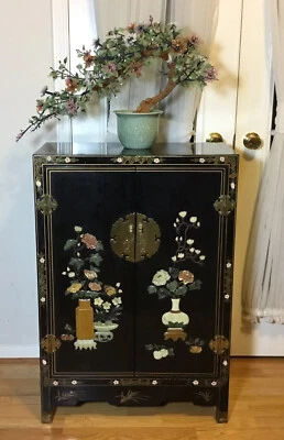 "Gabinete de madera lacado negro con incrustaciones de jade panteado y tallado chino vintage de 37""" Foto 1 de 4