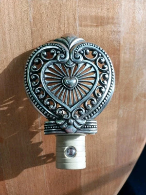 Luz nocturna plateada Brighton en forma de corazón luz de cubierta de filigrana con sensor enchufable  Foto 1 de 4