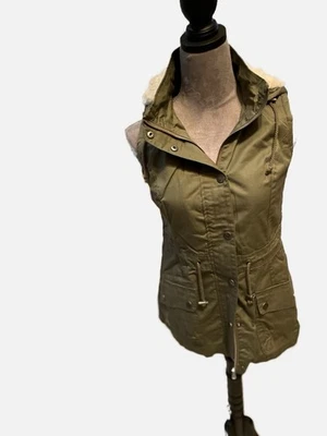 Chaleco con capucha verde militar Charlotte Russe para mujer de piel sintética sin mangas talla XS. Nuevo Foto 1 de 4