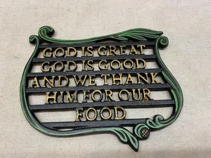 Vintage Wilton Gusseisen Untersetzer "GOTT IST GROSSARTIG WIR DANKEN IHM FÜR UNSER ESSEN" Gebet - Bild 1 von 3