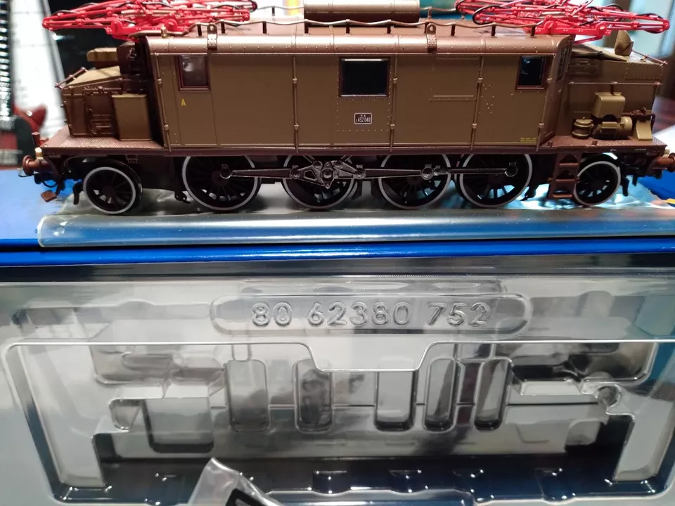 ROCO 70466 E432 040 Livrea castano/isabella cerchioni bianchi