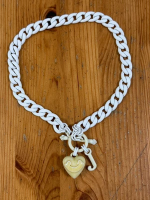 Chocker Juicy Couture Era Y2K Blanco Esmaltado Amarillo Corazón J Foto 1 de 4