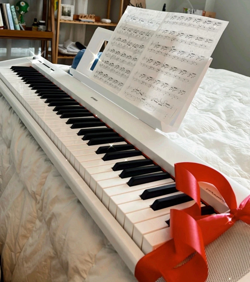 Teclado portátil ligero Yamaha NP32 76 teclas con adaptador de corriente PA130, blanco Foto 1 de 4