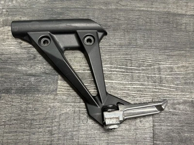Ex250 250 Ninja Kawasaki 2008-2012 OEM reposapiés trasero izquierdo pasajero clavija soporte Foto 1 de 4