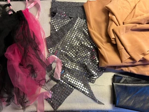 Stoffreste alt-rose Velour, Tüllstreifen Pink und schwarz, Kunstleder schwarz, . - Bild 1 von 5