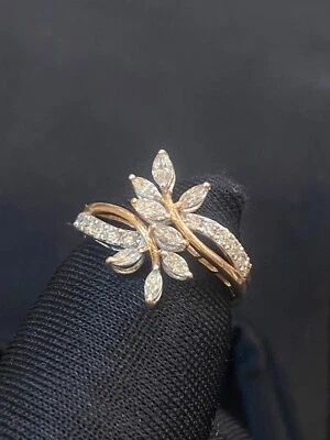 Anillo de compromiso de pétalos de flores de diamantes con forma redonda de marquesa de 0,83 quilates en oro de 14 quilates Foto 1 de 4