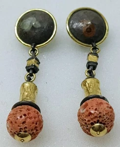 Orecchini pendenti vintage arte artigianale metalli misti oro momo corallo 3" post - Foto 1 di 8