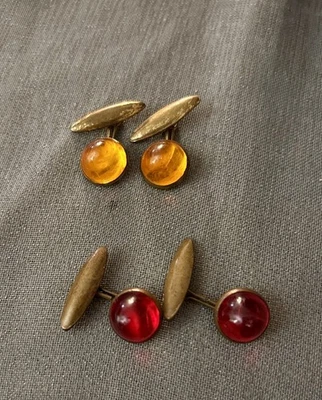 Gemelos cabujón de vidrio vintage de mediados de siglo ámbar y cúpula roja de latón sin marca Foto 1 de 2