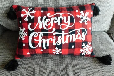Almohada Feliz Navidad Rojo y Negro Búfalo Cuadros Borlas Negras 12 x 17 Foto 1 de 4