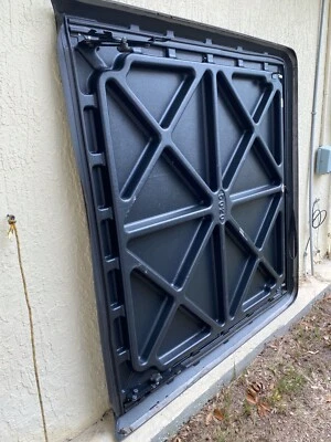 Cubierta de caja de camioneta negra cubierta ligeramente usada Nissan Frontier  Foto 1 de 4