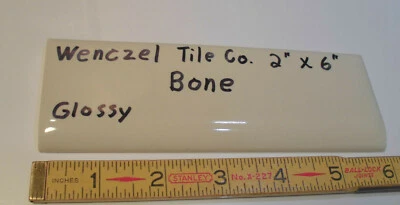 1 pc. Azulejo de cerámica Bullnose vintage brillante *hueso* 2” X 6” de Wenczel Co. Nuevo de Lote Antiguo Foto 1 de 4