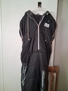Poler Rucksack Schlafsack schwarz mit grauem Fell Camp Vibes Gr. M RAR sieht neu aus - Bild 1 von 14