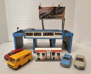 HO Scratch Built 3 bahías lavado de autoservicio con valla publicitaria y 3 autos - Imagen 1 de 10