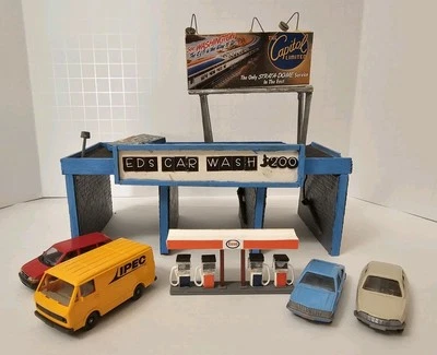 HO Scratch Built 3 Bay Self-Serve Car Wash with Billboard and 3 cars - Image 1 of 4