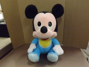DE COLECCIÓN - PLAYSKOOL DISNEY BEBÉS PELUCHE MICKEY MOUSE BEBÉ CON BABERO AZUL 10” - Imagen 1 de 6