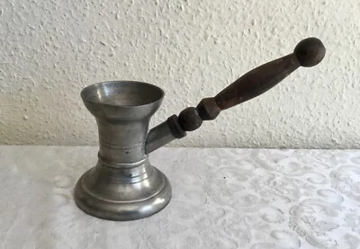 Ancienne mesure en étain avec manche en bois - Photo 1/4