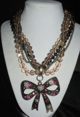 Betsey Johnson 黄铜珠和水晶扭力蝴蝶结吊坠项链 — 第 1/3 张图片