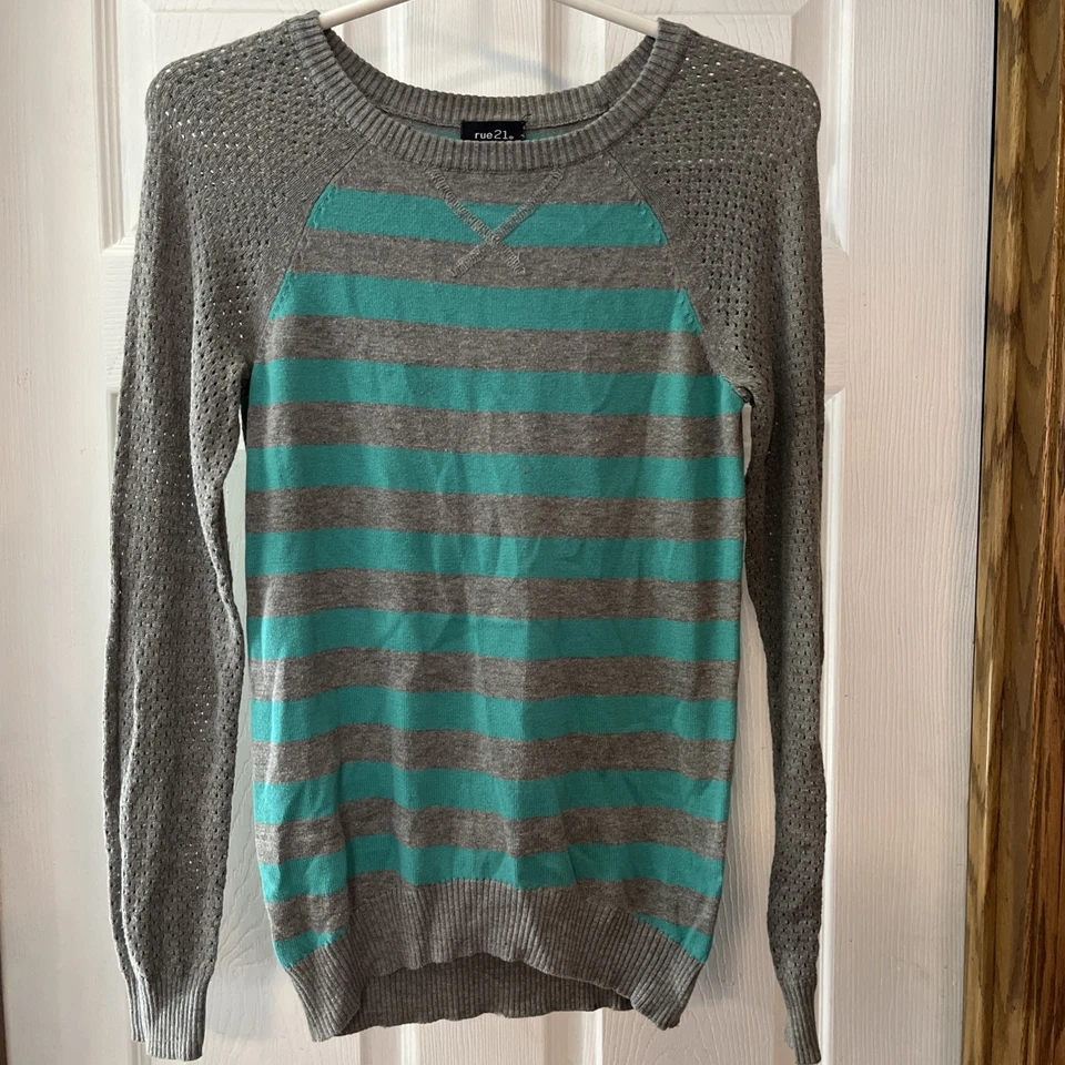 Suéter cárdigan gris Rue21 para mujer talla pequeña con rayas turquesa Foto 1 de 4