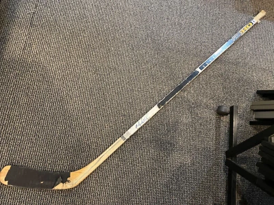 EARLY 1990'S MARIO LEMIEUX PENGUINS SPRAYED GAME USED SIGNED HOCKEY STICK JSA - Image 1 of 4