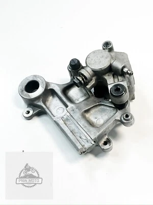 Suzuki RM125 RM 125 1997 OEM PINZA DE FRENO TRASERA SOPORTE 96-00 Foto 1 de 4