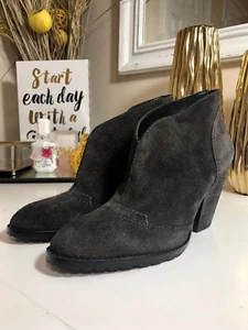 NWOB Women’s Andrew Marc Gray Whitney Suede Boots, Sz 7.5M - Picture 1 of 7