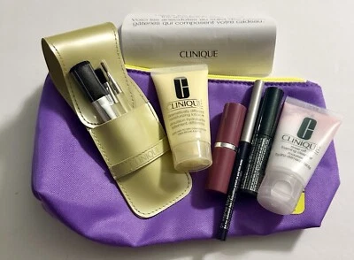 Lote Clinique Delineador de Ojos de Viaje/Rímel/Lápiz Labial Love Pop/Cepillos/Hidratante/Lavado Foto 1 de 4