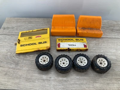Lote de piezas de autobús escolar Tonka vintage años 70 ruedas de juguete de acero prensado asientos de puerta Foto 1 de 4