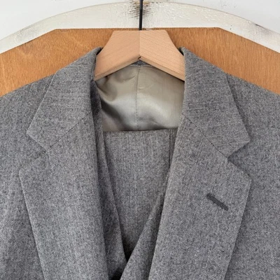 Traje De Colección Allyn St George Para Hombres 36L Gris Espiga Microtweed 2 Botones 3 Piezas Foto 1 de 4