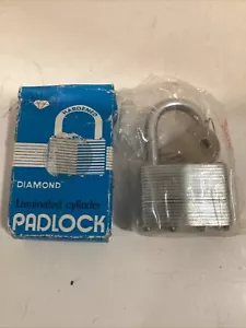 Candado grande laminado cromado Diamond Lock Company de colección y llaves originales - Imagen 1 de 4