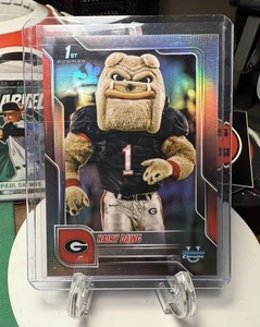 2025 Bowman Chrome University Football Hairy Dawg #BCM-6 mascotte rifrattore SSP - Foto 1 di 2