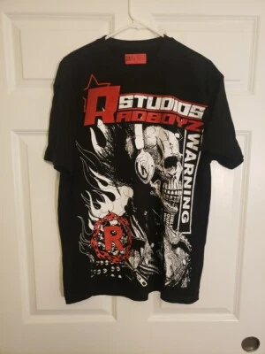 Camiseta negra Studios Rad Boyz Warning, Rad Boyz Take Over estampado a doble cara.  Foto 1 de 4
