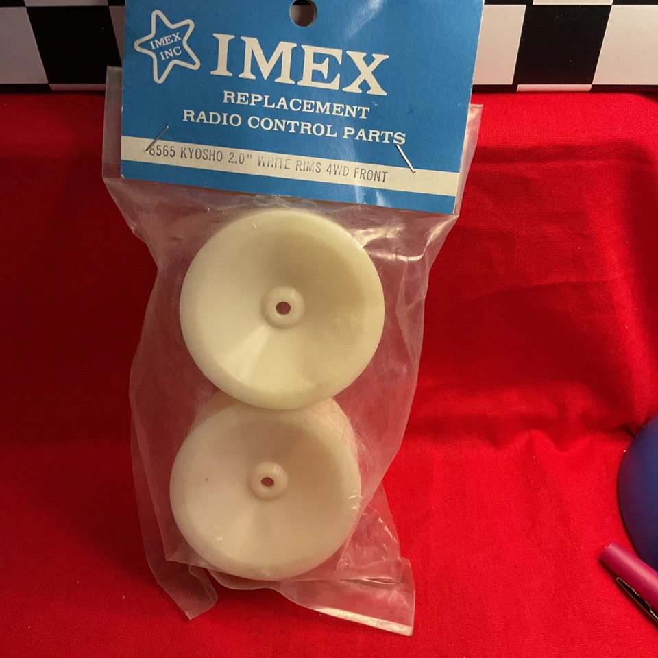IMEX 8565 Kyosho 2.0’’ White Rims 4WD Front  - Image 1 of 4